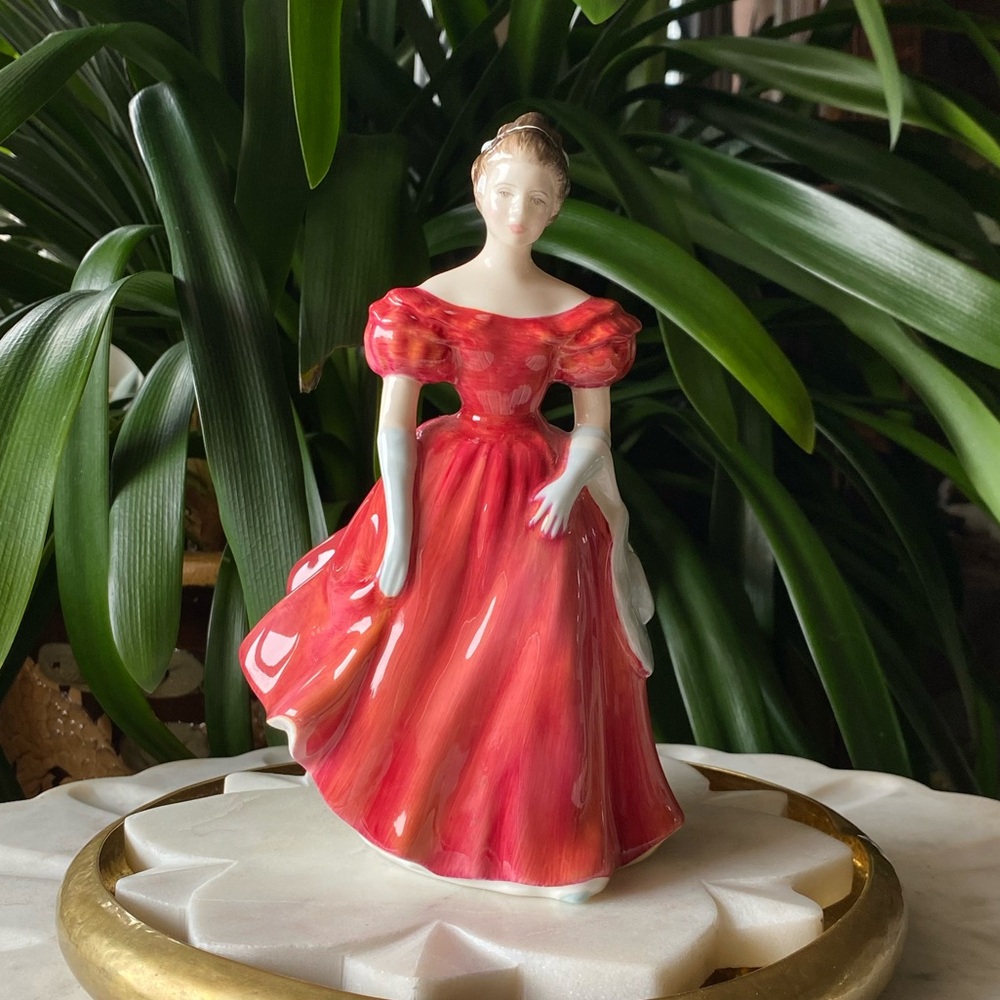 Royal Doulton Winsome Porcelain Hand Decorated Figurine - Original Sticker Tag - Picture 3 of 10
